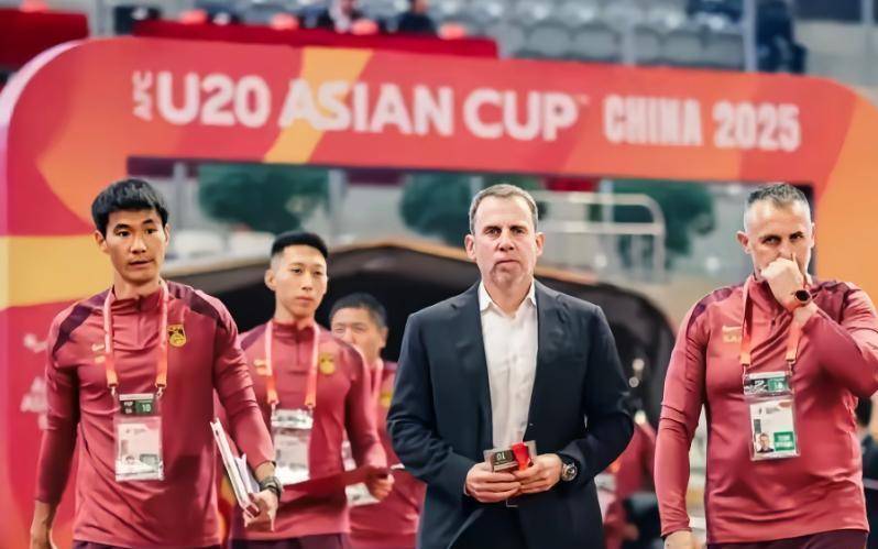 界并非新事, 每场必须首, 日籍教练上