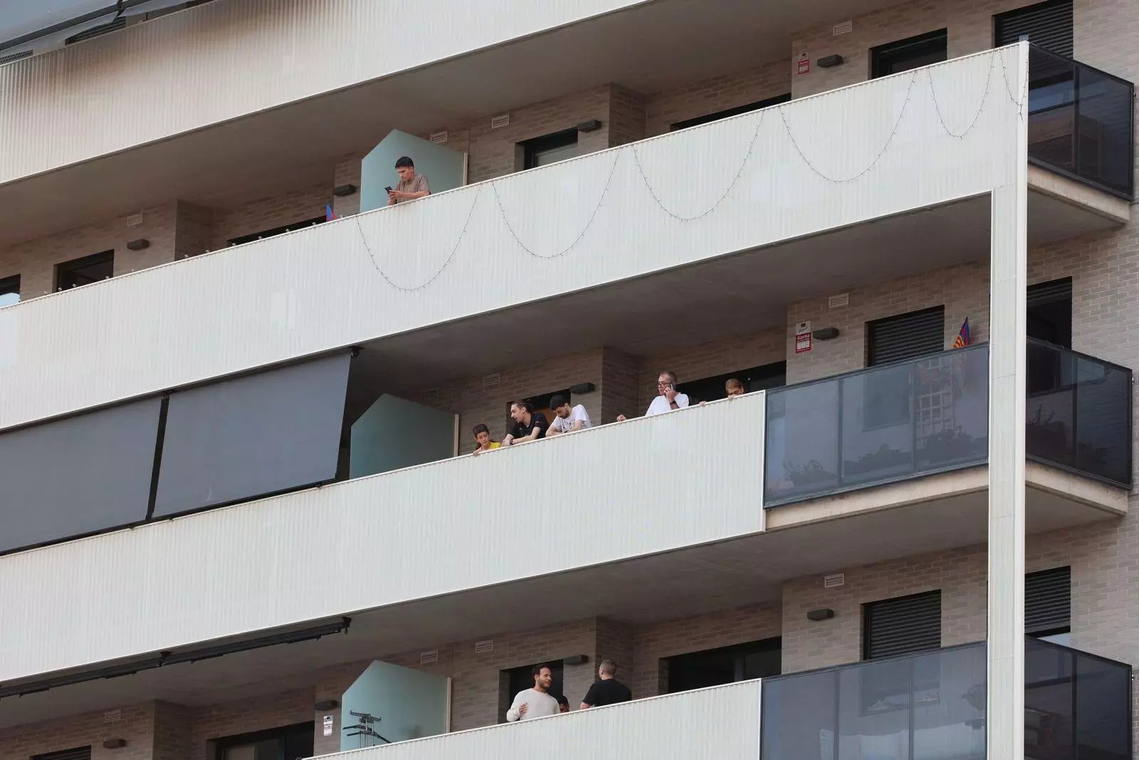 但由于新主, 场引发混乱, 有巡逻和站 但由于新主, 场引发混乱, 有巡逻和站